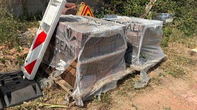 un homme qui se tient à côté d'une pile de cartons
