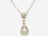 un collier en or blanc orné d'un pendentif en diamant taille poire