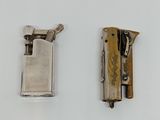 deux briquets posés sur une surface blanche