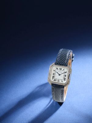 une montre posée sur une surface bleue