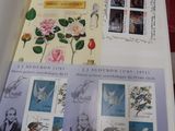 un livre ouvert avec des timbres sur une table