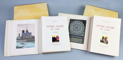 trois livres sont ouverts sur une surface bleue, sur fond bleu