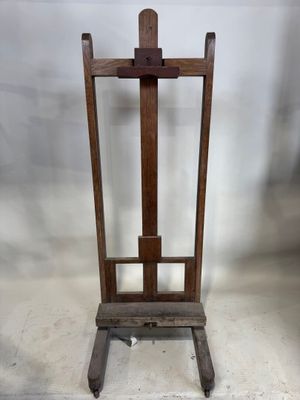 un vieux chevalet en bois muni d'une poignée en bois, sur fond blanc