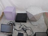 beaucoup d'appareils électroniques posés sur le sol