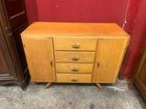 une armoire en bois à trois tiroirs et deux portes
