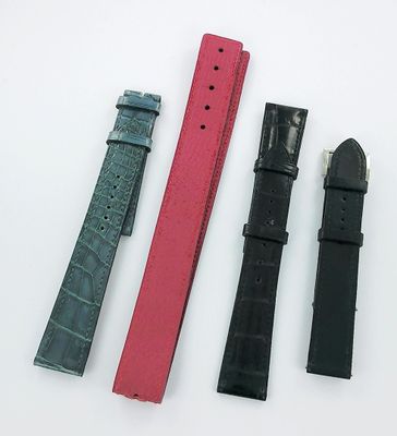 trois bracelets de montre en cuir noir et rose posés sur un fond blanc