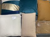 de nombreux coussins de différentes couleurs posés sur un canapé