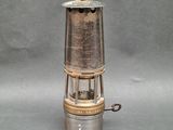 une lampe argentée et dorée posée sur une table