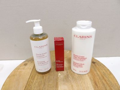 un flacon de lotion et un autre flacon de lotion posés sur une table