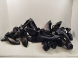une pile de chaussures noires posées sur une étagère