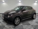 une photo d'un SUV Nissan Juke garé sur un sol à damier