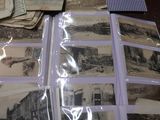un lot de vieilles cartes postales posées sur une table