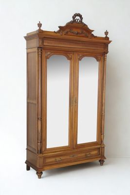 Armoire en bois naturel mouluré et sculpté, les montants à c…