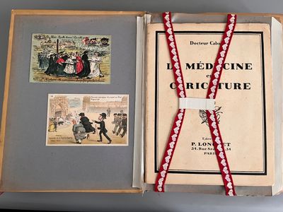 un livre entouré d'un ruban rouge et sur lequel figurent des photos de personnes