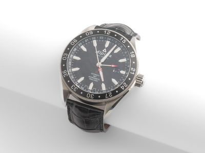une image d'une montre sur une surface blanche avec un fond blanc