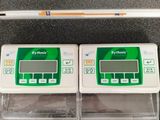 deux appareils électroniques rangés dans un étui