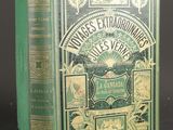 un vieux livre à la couverture verte posé sur une table