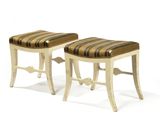 deux tabourets dont les assises rembourrées sont rayées sur fond blanc
