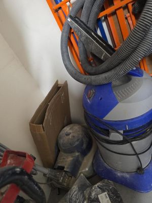 une photo d'une pièce où se trouvent un aspirateur et d'autres outils