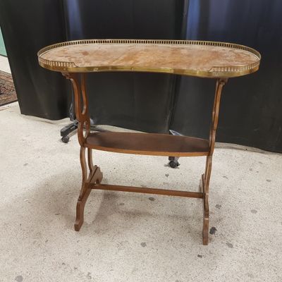 une petite table en bois sur laquelle est posé un plateau