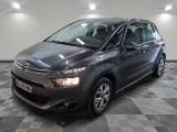 Une Citroën grise est garée dans une pièce au sol carrelé