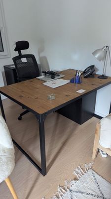 un bureau avec une chaise et une lampe dans une pièce