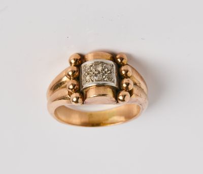 l'image d'une bague en or sertie d'un diamant