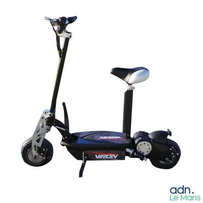 l'image d'un scooter posé sur une surface blanche