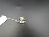 un gros plan d'une bague en diamant posée sur une table, avec une étiquette de prix