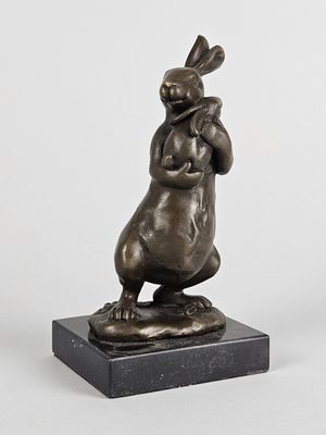 sculpture en bronze représentant un lapin, posée sur un socle en marbre