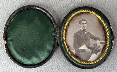 ECOLE XIXème siècle Portrait de jeune homme (officier ?)