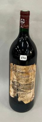 une bouteille de vin posée sur une table
