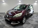 une photo d'une voiture bordeaux garée dans un garage