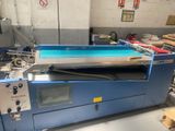 une machine bleue qui se trouve dans une pièce