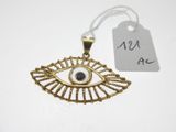 un gros plan sur un collier en or orné d'un « œil maléfique »