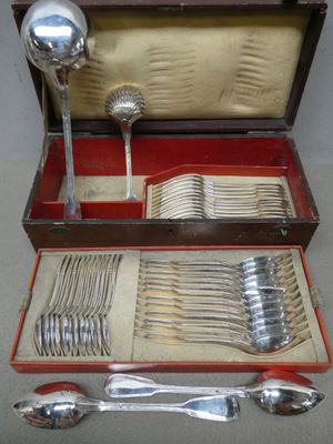 une boîte en bois contenant de l'argenterie sur une table
