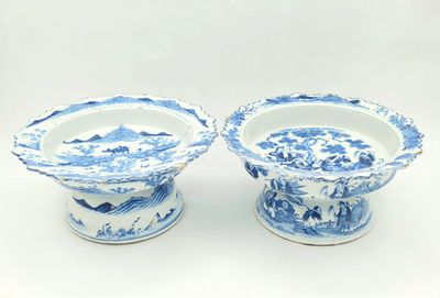 paire de bols en porcelaine bleue et blanche sur socles, sur fond blanc
