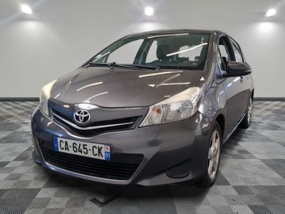 La Toyota Yaris est garée sur un sol à damier dans un garage.