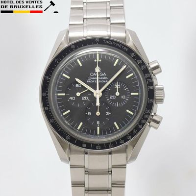 une image d'une montre en gros plan sur fond blanc