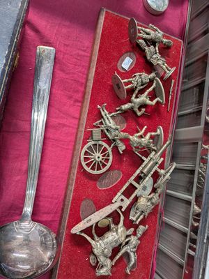 de nombreuses figurines en argent exposées dans une vitrine