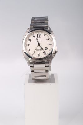 une image représentant une montre-bracelet posée sur un socle blanc