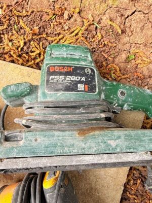 une machine verte et noire posée par terre