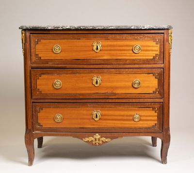 commode ancienne avec dessus en marbre et poignées en laiton