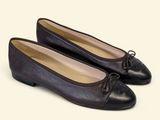 ballerines en cuir noir, avec des lacets et des nœuds sur le bout