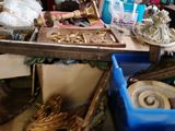 une table sur laquelle il y a plein de choses