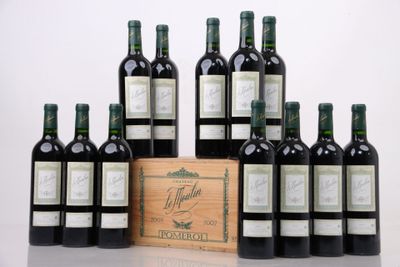 six bouteilles de vin sont alignées les unes à côté des autres près d'une caisse en bois