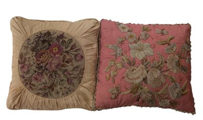 deux coussins décoratifs ornés de motifs floraux sur fond blanc