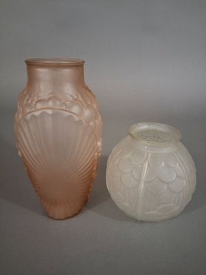 deux vases posés l'un à côté de l'autre sur une table