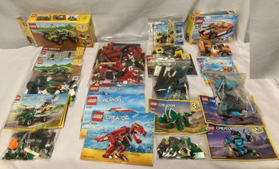 beaucoup de Lego qui sont posés sur la table