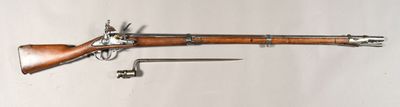 un pistolet jouet et un couteau posés sur une surface blanche